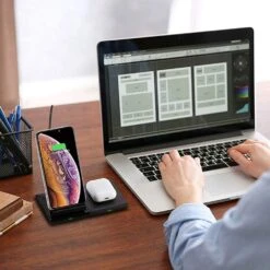 Chargeur Sans Fil 2 En 1 -Monde Electronique Chargeur sans fil 2 en 1 sur un bureau