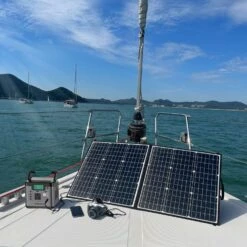 Chargeur Solaire Portable 220 Volts Avec Batterie 16 Chargeur Solaire Portable 220 Volts Avec Batterie -Monde Electronique Chargeur solaire 220V Portable avec Batterie bateau